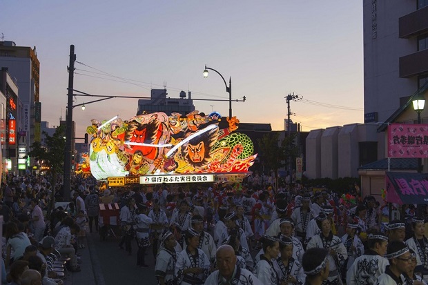 Chỗ ngồi trong lễ hội Nebuta Nhật Bản