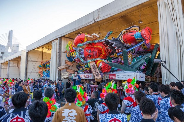 Khách du lịch tham gia lễ hội Nebuta Nhật Bản