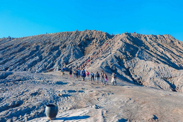 Leo lên đỉnh miệng núi lửa Bromo