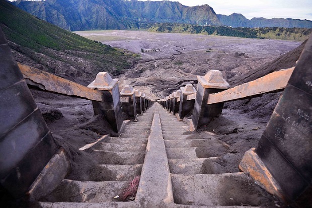 Bậc thang leo lên miệng núi lửa Bromo