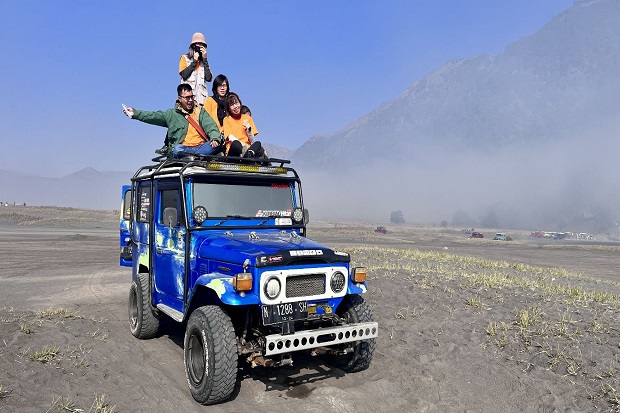 Đi xe Jeep tham quan miệng núi lửa Bromo
