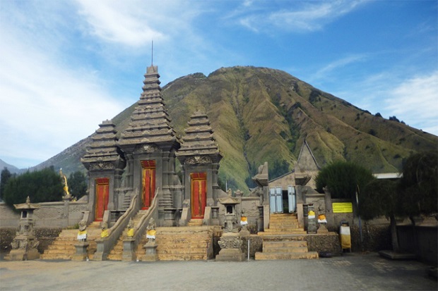 Ngôi đền dưới chân miệng núi lửa Bromo