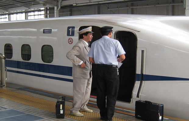 những điều kỳ lạ và tuyệt vời nhất Nhật Bản - Tốc độ làm việc thần kỳ của nhân viên dọn dẹp tàu Shinkansen 