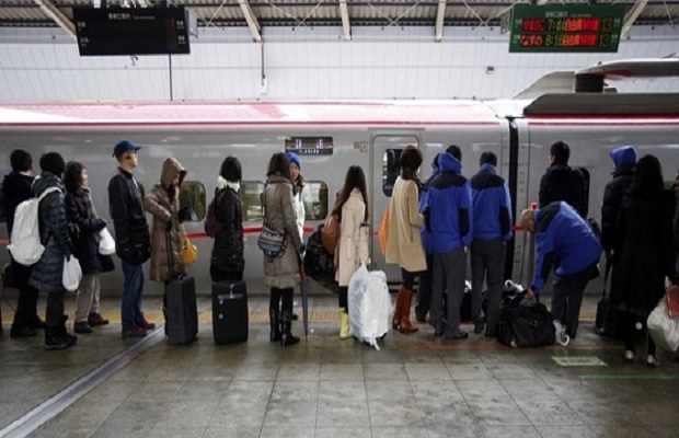 những điều kỳ lạ và tuyệt vời nhất Nhật Bản - Xếp hàng đi tàu điện ngầm một cách trật tự 