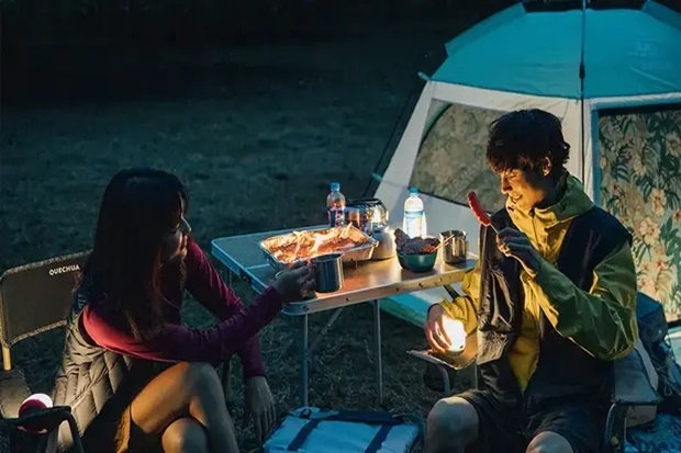 Trang phục du lịch Malaysia khi cắm trại rừng về đêm