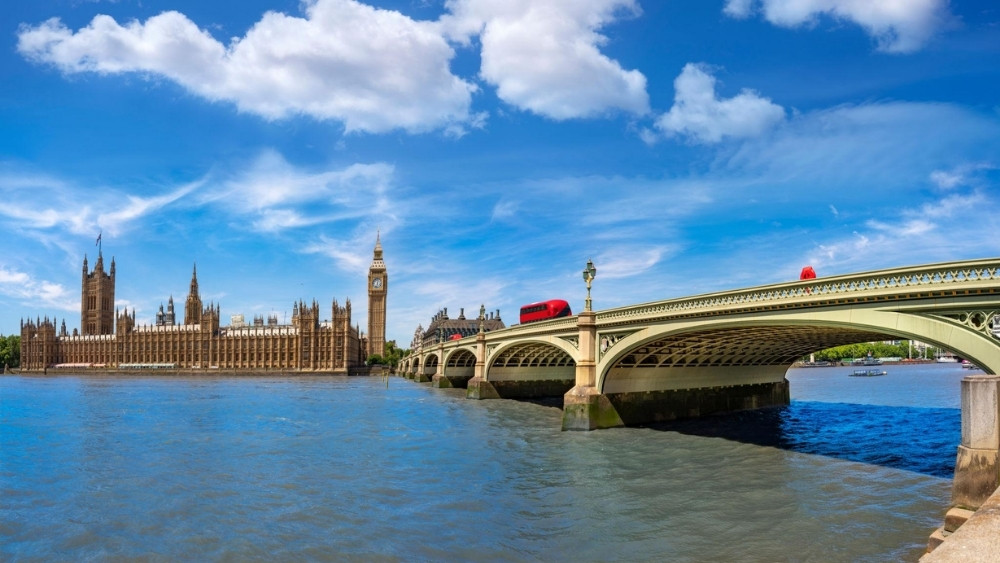 Cảnh quan biểu tượng của London với th&aacute;p đồng hồ Big Ben v&agrave; cầu Westminster b&ecirc;n d&ograve;ng s&ocirc;ng Thames.