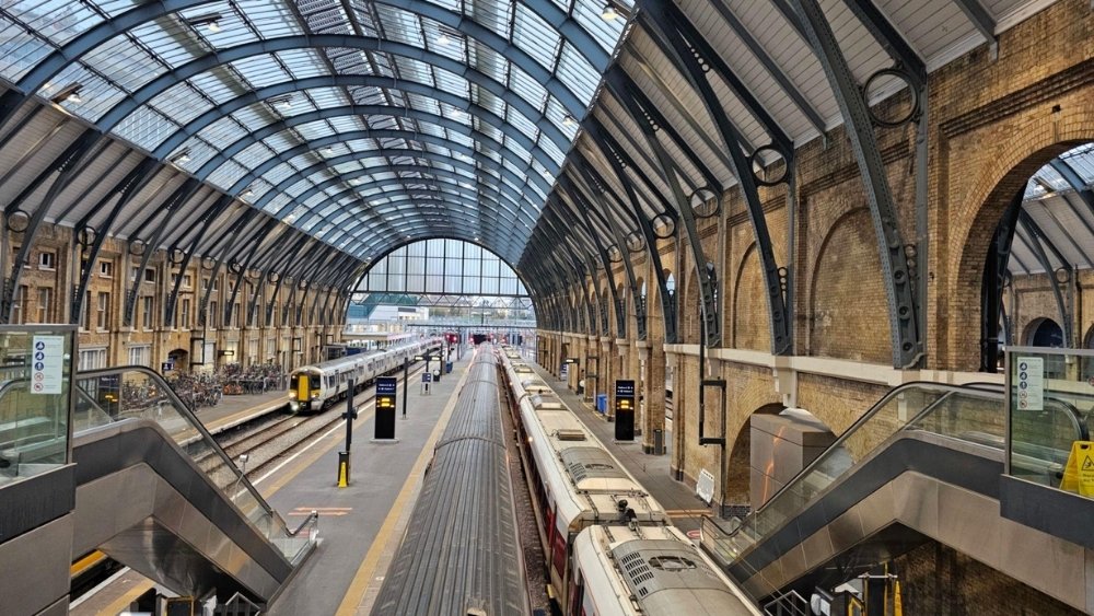 H&igrave;nh ảnh Nh&agrave; ga Ng&atilde; tư Vua (King's Cross Station) nổi tiếng ở Lu&acirc;n Đ&ocirc;n, Anh.&nbsp;