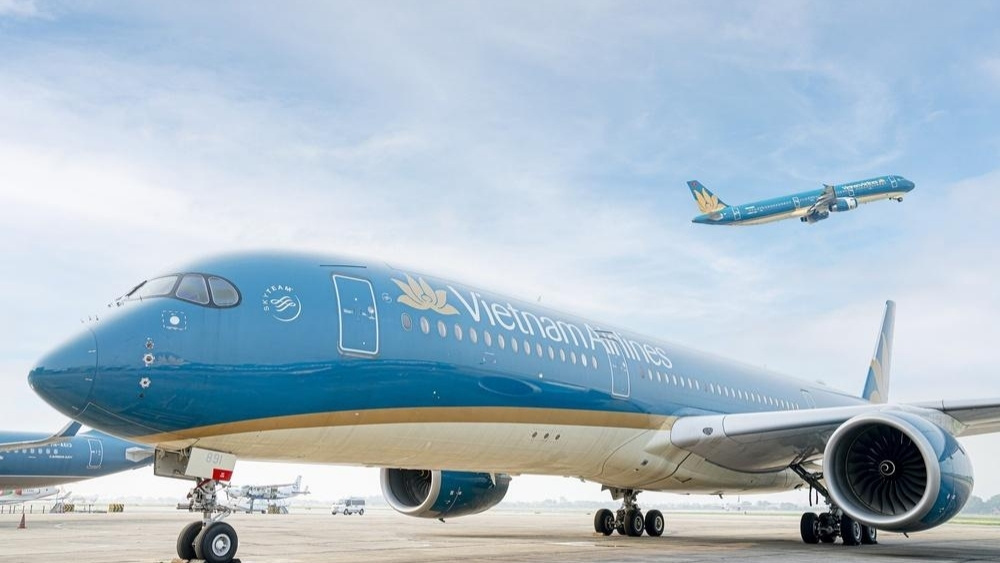 H&igrave;nh ảnh m&aacute;y bay của h&atilde;ng Vietnam Airlines đang cất c&aacute;nh hoặc đỗ tại s&acirc;n bay.