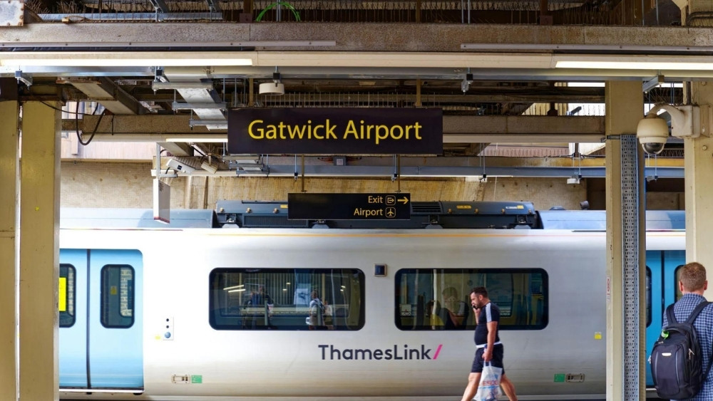 Nh&agrave; ga đường sắt nhộn nhịp tại s&acirc;n bay Gatwick ở London, Anh