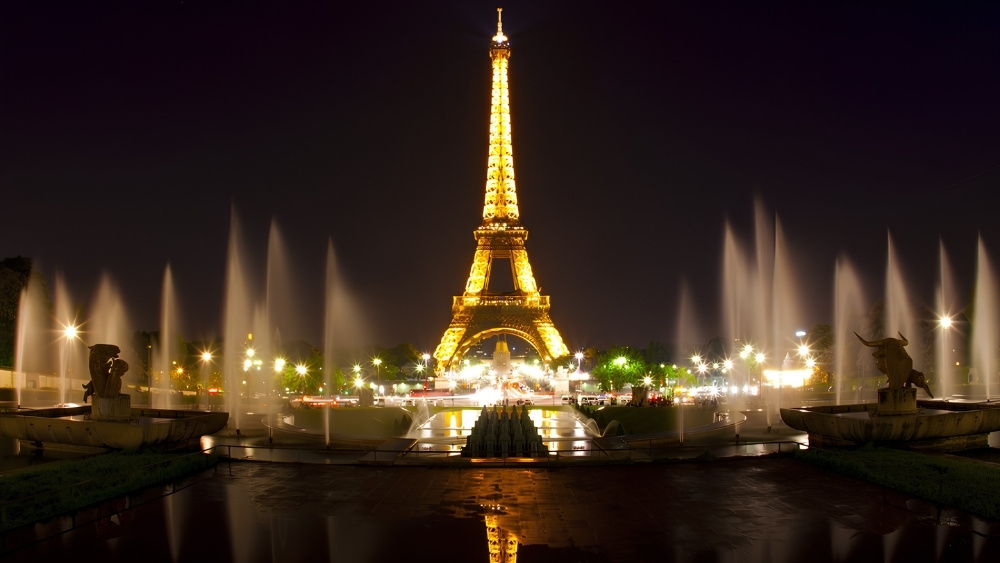 Th&aacute;p Eiffel lung linh về đ&ecirc;m - biểu tượng kh&ocirc;ng thể thay thế của Paris