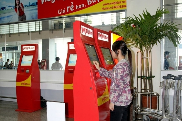 Sử dụng c&aacute;c c&acirc;y Kiosk check-in tự động tại s&acirc;n bay