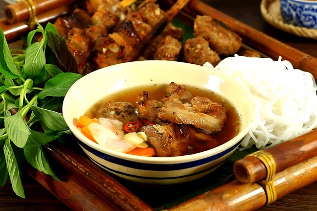 Hà Nội nổi tiếng với rất nhiều món ăn ngon, trong đó không thể không kể đến bún chả. Bún chả Hà Nội