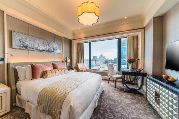 Phòng có cửa sổ lớn view thành phố cực đẹp