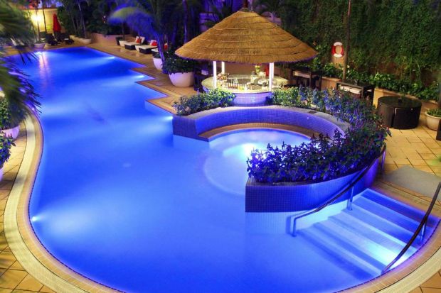 Được trang bị hồ bơi và các tiện nghi hiện đại