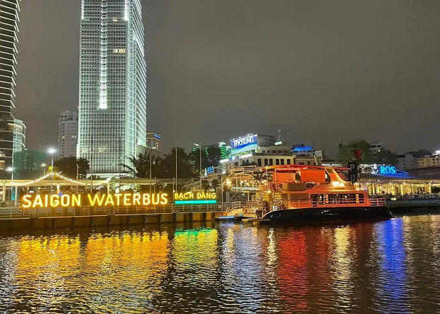 Waterbus trên Bến Bạch Đằng