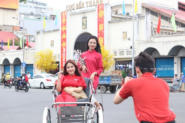 Khách sạn gần chợ Bến Thành - Du khách check in