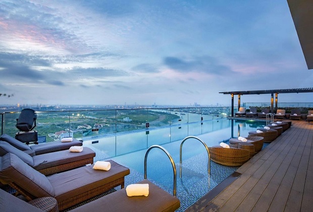 hồ bơi vô cực ở Liberty Central Saigon Riverside
