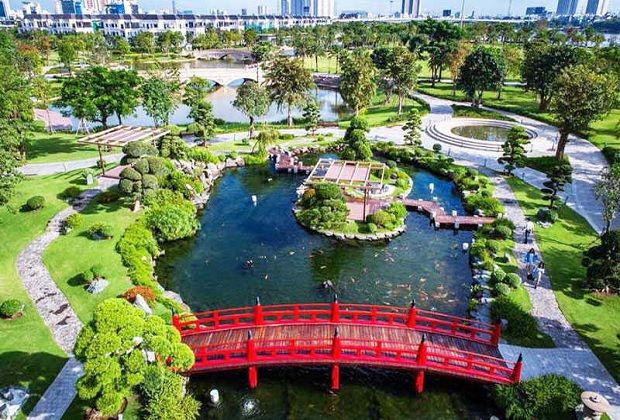 tản bộ và ngắm cảnh trong công viên Landmark 81