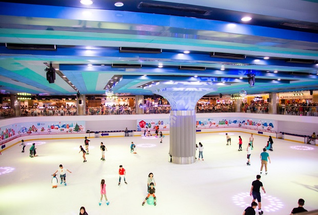 vui chơi ở Sân băng Vincom Ice Rink