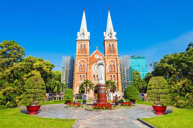 Khách du lịch đến tham quan Nhà Thờ Đức Bà