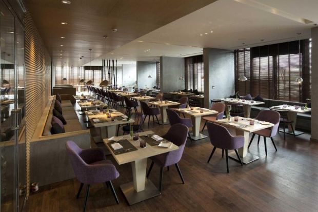 Nhà hàng của khách sạn được thiết kế sang trọng và có không gian rộng rãi