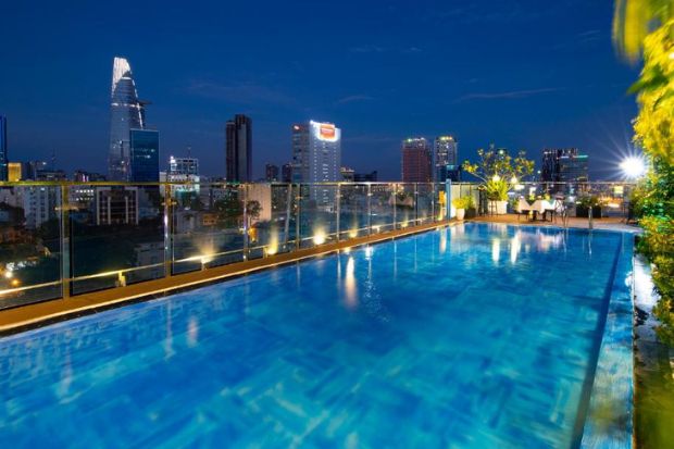 Bể bơi ngoài trời với nước trong xanh và view toàn thành phố