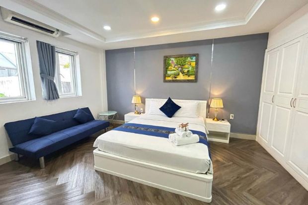 Góc nghỉ ngơi trong phòng khách sạn được bày trí đẹp mắt