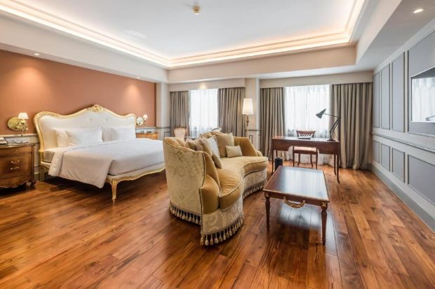 Không gian phòng khách sạn với đồ nội thất cao cấp