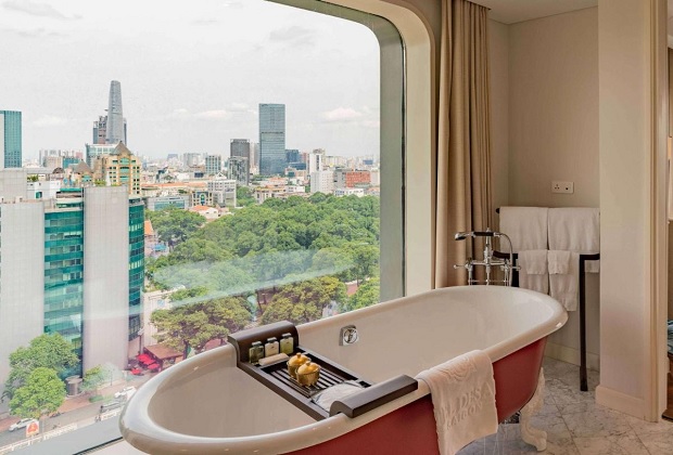 bồn tắm sang chảnh ở Des Arts Saigon