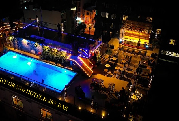 dịch vụ hồ bơi và quầy bar ở Happy Life Grand Hotel