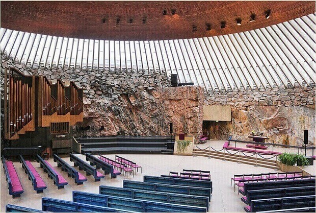 Nhà thờ Temppeliaukio có thiết kế độc đáo với ánh sáng tự nhiên từ những ô kính trong suốt Nhà thờ Temppeliaukio