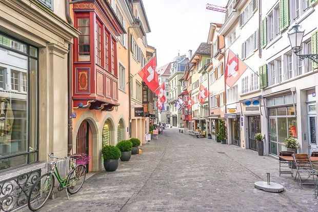 Khu phố cổ Zurich yên bình với những ngôi nhà đa sắc màu và kiến trúc thiết kế cổ điển ấn tượng Khu phố cổ Zurich