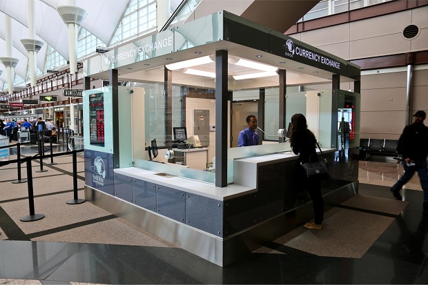 ATM v&agrave; đổi tiền tại s&acirc;n bay Denver