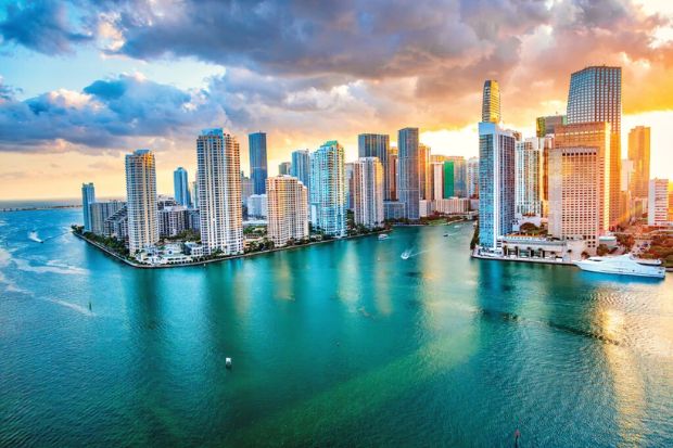 Trung t&acirc;m Miami v&agrave; khu Brickell nổi bật b&ecirc;n vịnh Biscayne trong &aacute;nh ho&agrave;ng h&ocirc;n