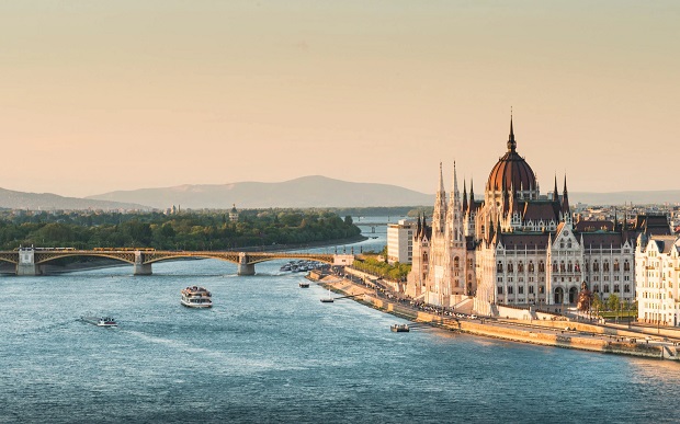 v&eacute; m&aacute;y bay từ TpHCM đi Budapest