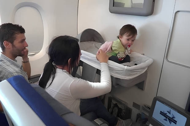 Trẻ em dưới 2 tuổi bay c&ugrave;ng người lớn v&eacute; m&aacute;y bay Vietnam Airlines đi Huế 