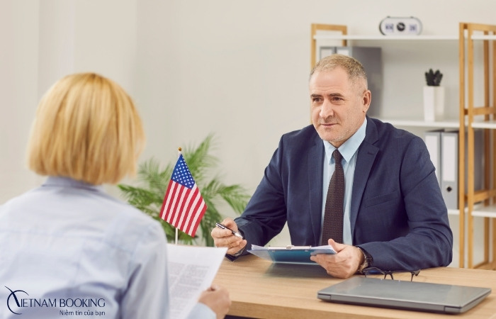 Viên chức Lãnh sự quán Hoa Kỳ sẽ quyết định cấp hay không cấp visa Mỹ cho bạn dựa trên kết quả phỏng vấn và hồ sơ của bạn phỏng vấn visa Mỹ