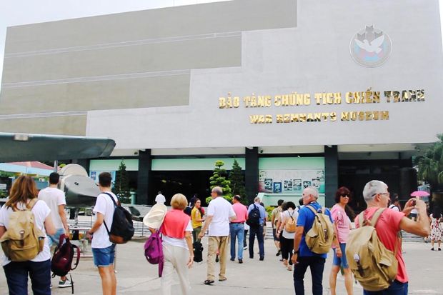 Du khách đến tham quan Bảo tàng Chứng tích Chiến tranh