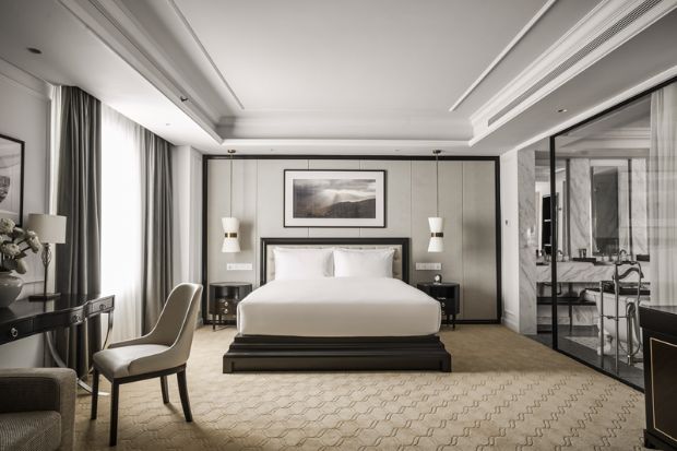 Phòng ngủ với tông màu trắng chủ đạo