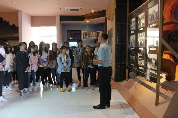 Các bạn sinh viên đang nghe hướng dẫn viên thuyết minh