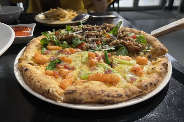 Thưởng thức ẩm thực gần Chùa Ngọc Hoàng