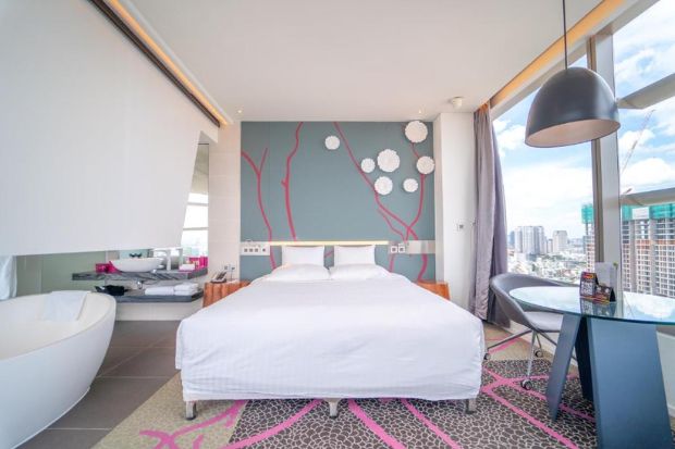 Phòng ngủ cực sang với view thành phố