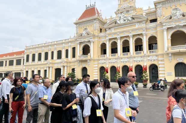 Du khách đứng xếp hàng trước khi vào tham quan