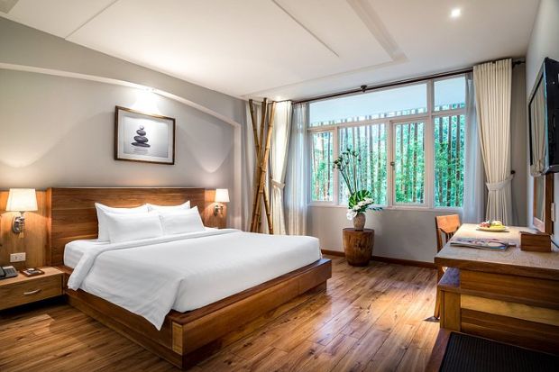 Phòng ngủ có sàn được lát gỗ quý