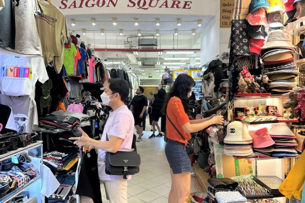 Du khách đang đứng mua đồ