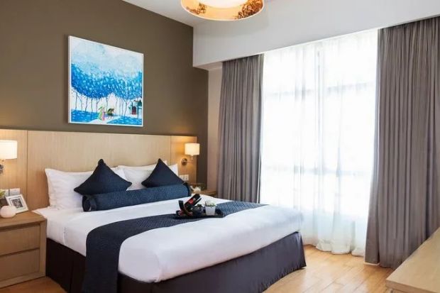 Giường ngủ hai người có cửa sổ