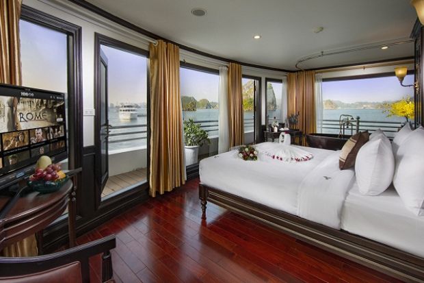 Ngắm Vịnh Hạ Long ngay tại phòng ngủ Phòng ngủ Du thuyền Athena Royal Hạ Long