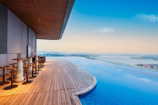 Hồ bơi Khách sạn À La Carte Hạ Long Bay Bể bơi rộng rãi