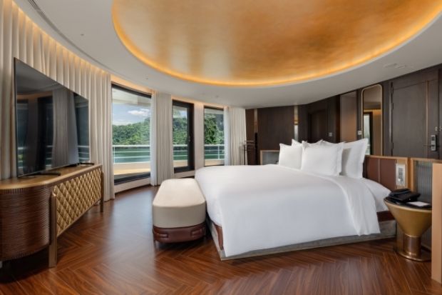 Không gian phòng ngủ có màu sắc trầm ấm Giường ngủ rộng rãi