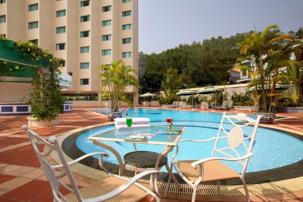 Ngồi thưởng thức đồ uống bên cạnh hồ bơi Thưởng thức đồ uống